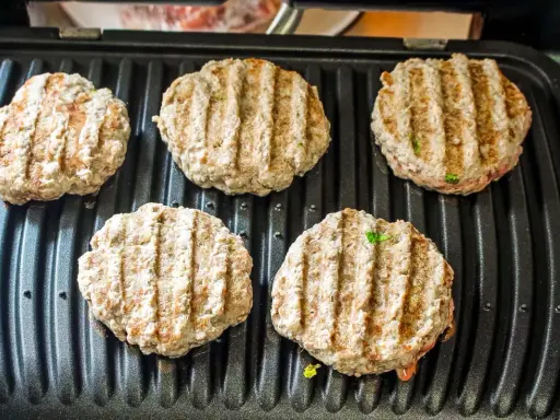 Ile smażyć burgera? Sekret soczystości i idealnego smaku.