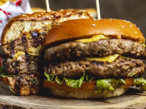 Domowy burger wołowy: Sekret soczystości i smaku. Zrób to sam!
