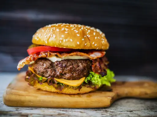 Idealny burger w domu: Jak usmażyć mięso, by było soczyste?