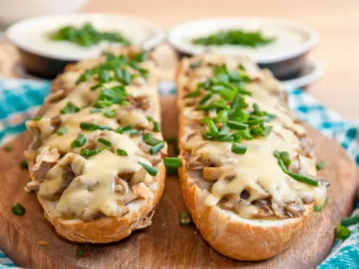Zapiekanka: Ile ma kcal? Jak jeść ją fit i bez wyrzutów sumienia?