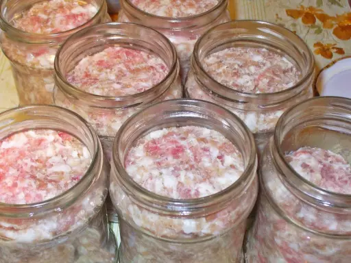 Kiełbasa w słoikach: Tyndalizacja i przepis na lata!