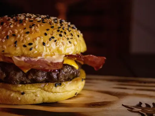 Jak przyprawić mięso na burgery? Przepisy i sekrety soczystości