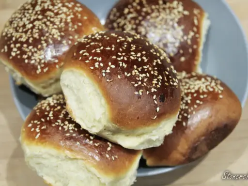 Idealne bułki do burgerów: przepis na puszyste brioche i ziemniaczane