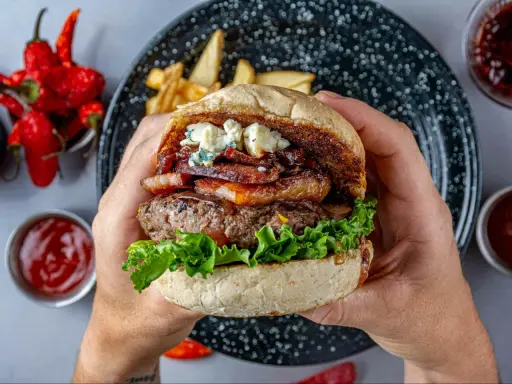 Jakie mięso na burgery? Sekrety soczystego kotleta od eksperta.