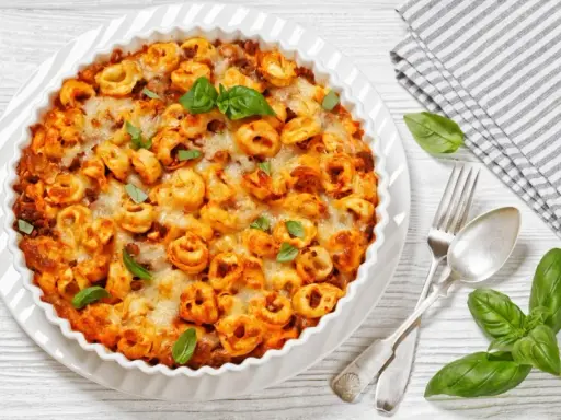 Zapiekanka z tortellini i kurczakiem: Sycący obiad bez wpadek
