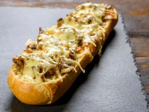 Zapiekanka z pieczarkami: Sekret chrupiącej bułki i smaku PRL
