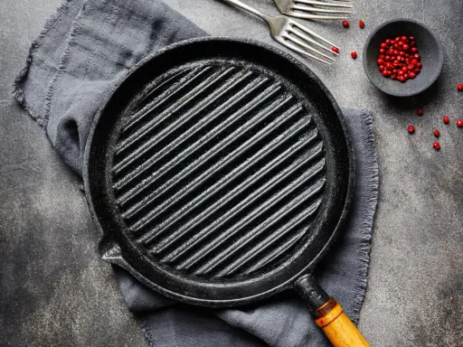 Patelnia na grill: Jaka najlepsza? Wybierz i grilluj jak pro!