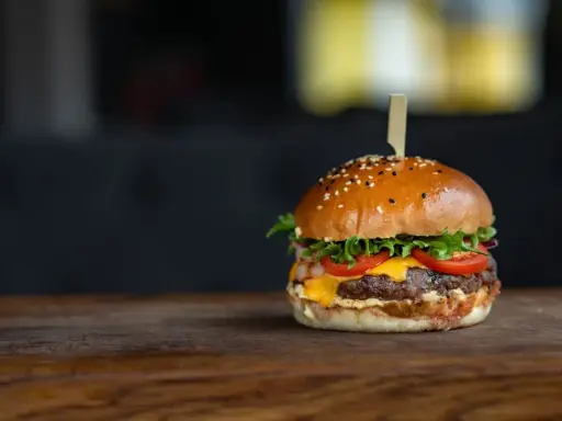 Kto wymyślił hamburgera? Niespodziewana historia