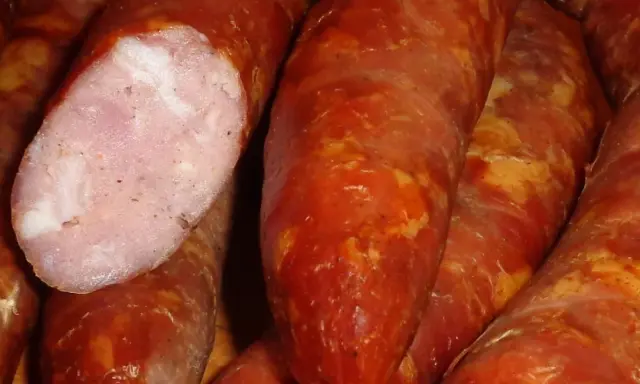 Kiełbasa swojska 10 kg: Sprawdzony przepis na domowy sukces!