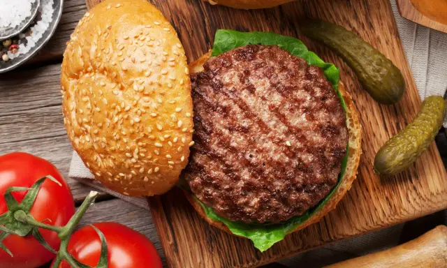 Sekret soczystych burgerów: Jak zrobić je z mięsa mielonego?