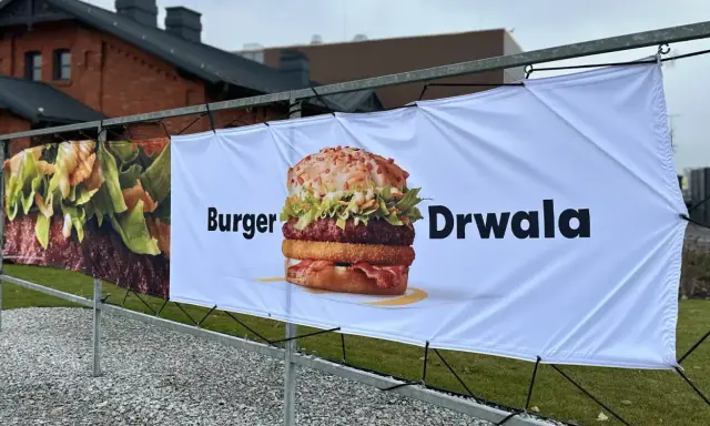 Reklama Burgera Drwala. Pyszny, wielowarstwowy burger z chrupiącym dodatkiem.