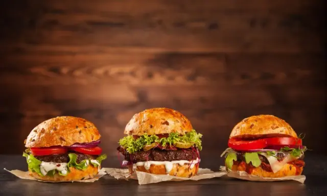 Ile waży hamburger? Waga, kalorie i składniki pod lupą