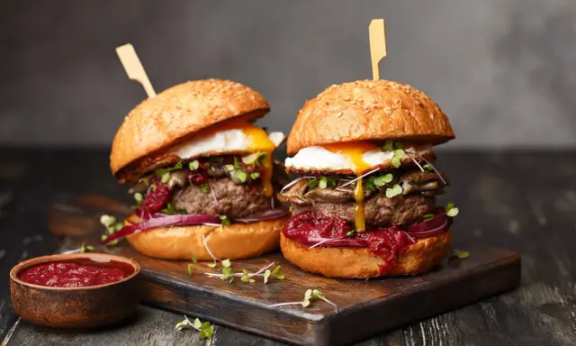 Jak usmażyć burgera na patelni? Poznaj sekret soczystości!