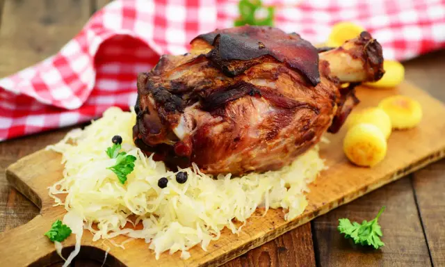 Jak zrobić golonkę w kapuście? Sekret kruchego mięsa i chrupkiej skórki