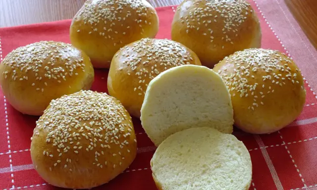 Jak podgrzać bułki do hamburgerów? Chrupiące i miękkie!