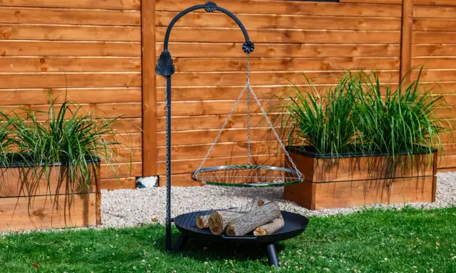 Grill wiszący na trójnogu: Smak ogniska w Twoim ogrodzie