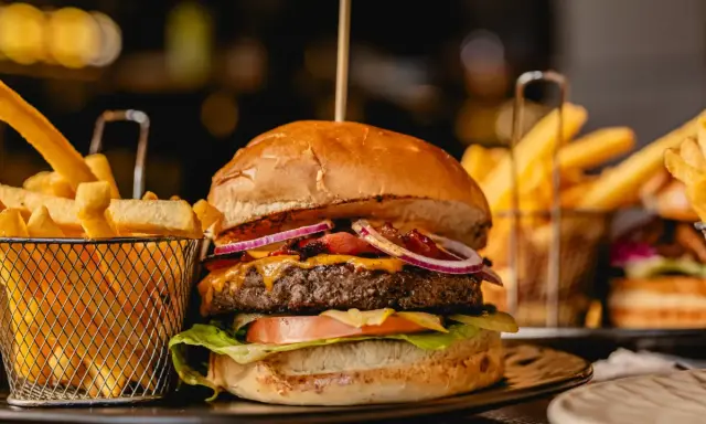Sekret idealnego burgera: Jak przyprawić mięso wołowe?
