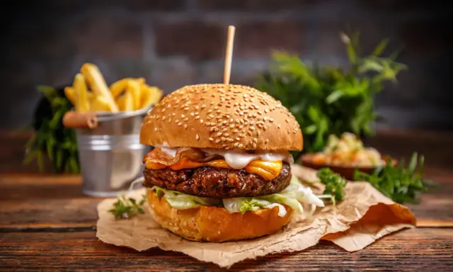 Jak zrobić idealny burger? Soczysty przepis i 5 błędów do uniknięcia