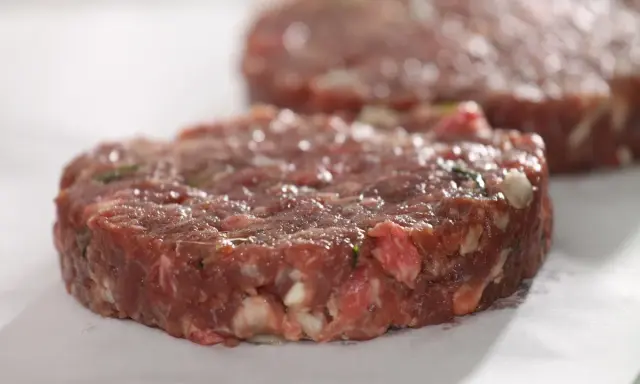 Mięso do burgera: Jak zrobić idealny, soczysty kotlet?