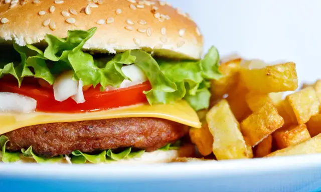 Kaloryczność burgera z frytkami: Jak jeść i nie żałować?