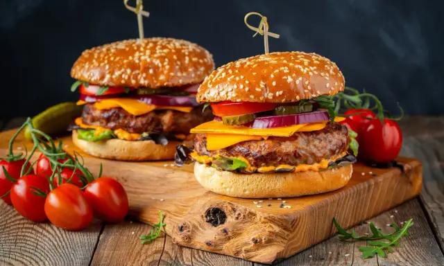 Mięso na burgery: Sekrety soczystej wołowiny 80/20.