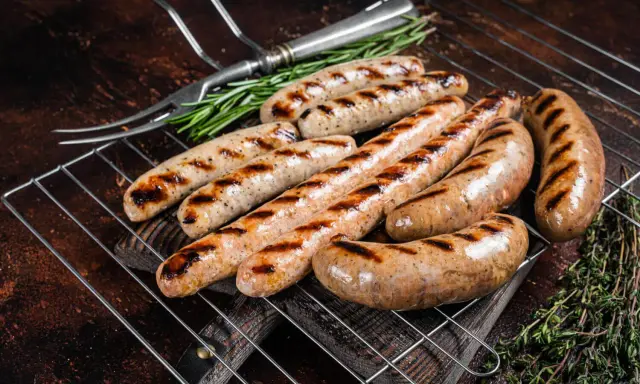 Biała kiełbasa na grillu: Surowa czy parzona? Wybierz idealną!