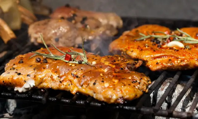 Soczysta karkówka i warzywa grillowane z ziołami i przyprawami.