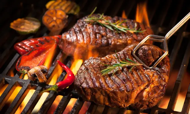 Perfekcyjny stek z grilla: Jak osiągnąć restauracyjny efekt?