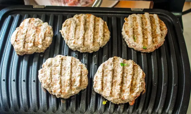 Ile smażyć burgera? Sekret soczystości i idealnego smaku.