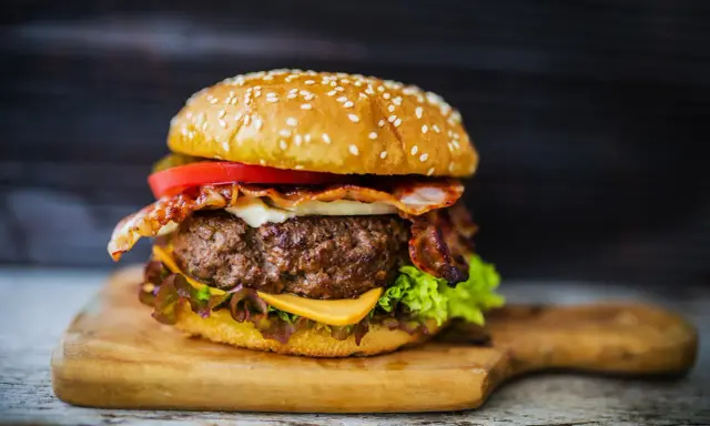 Idealny burger w domu: Jak usmażyć mięso, by było soczyste?