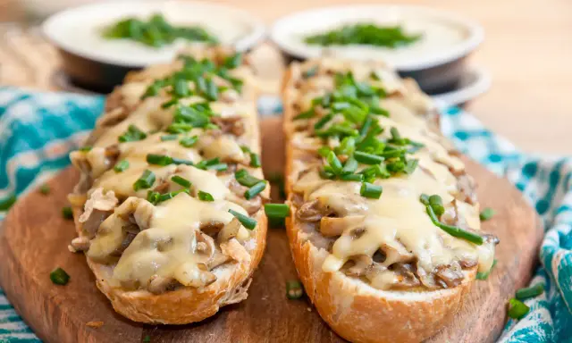 Zapiekanka: Ile ma kcal? Jak jeść ją fit i bez wyrzutów sumienia?