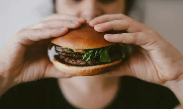 Kaloryczność wege burgera: Czy zawsze jest lżejszy? Sprawdź!