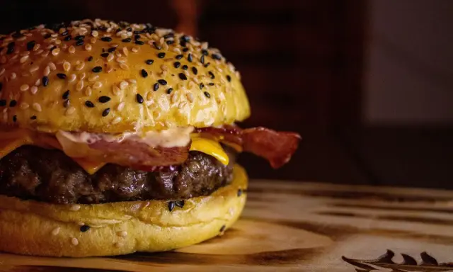 Jak przyprawić mięso na burgery? Przepisy i sekrety soczystości