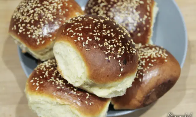 Idealne bułki do burgerów: przepis na puszyste brioche i ziemniaczane