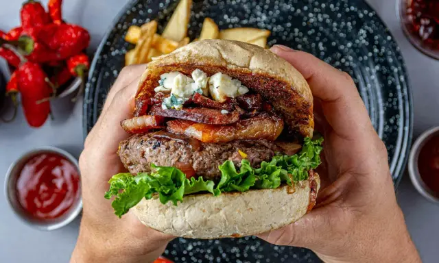 Jakie mięso na burgery? Sekrety soczystego kotleta od eksperta.