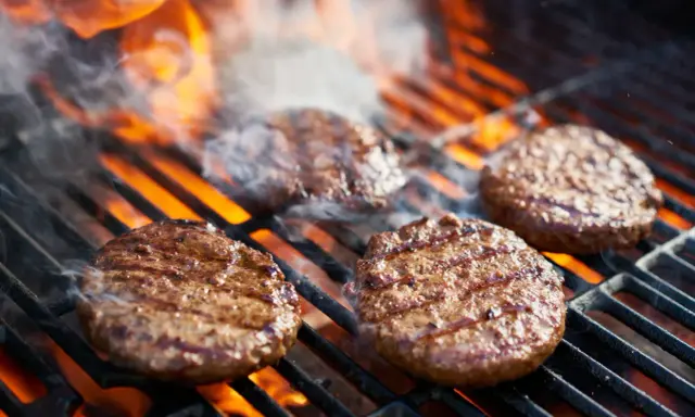 Idealny burger z grilla: Mięso, techniki, soczystość i smak