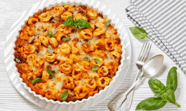 Zapiekanka z tortellini i kurczakiem: Sycący obiad bez wpadek