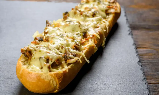 Zapiekanka z pieczarkami: Sekret chrupiącej bułki i smaku PRL