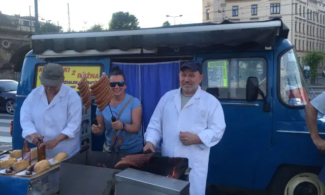 Kiełbasa z Niebieskiej Nyski: Kultowa ikona Krakowa czy warto?