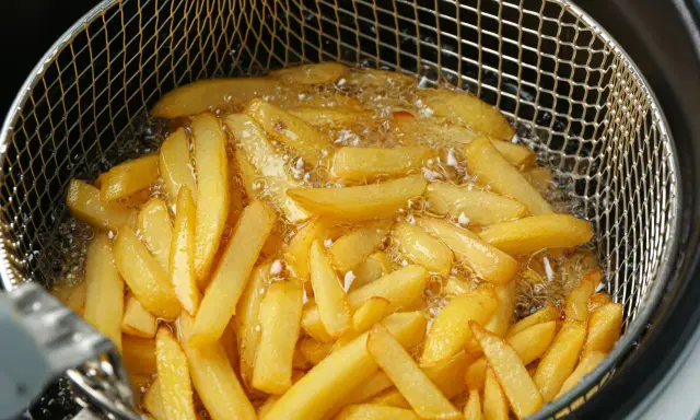 Ile czasu smażyć frytki? Sekret chrupkości i złocistego koloru.
