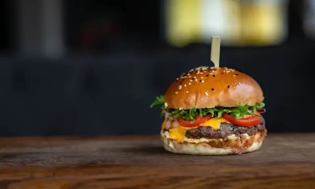 Kto wymyślił hamburgera? Niespodziewana historia
