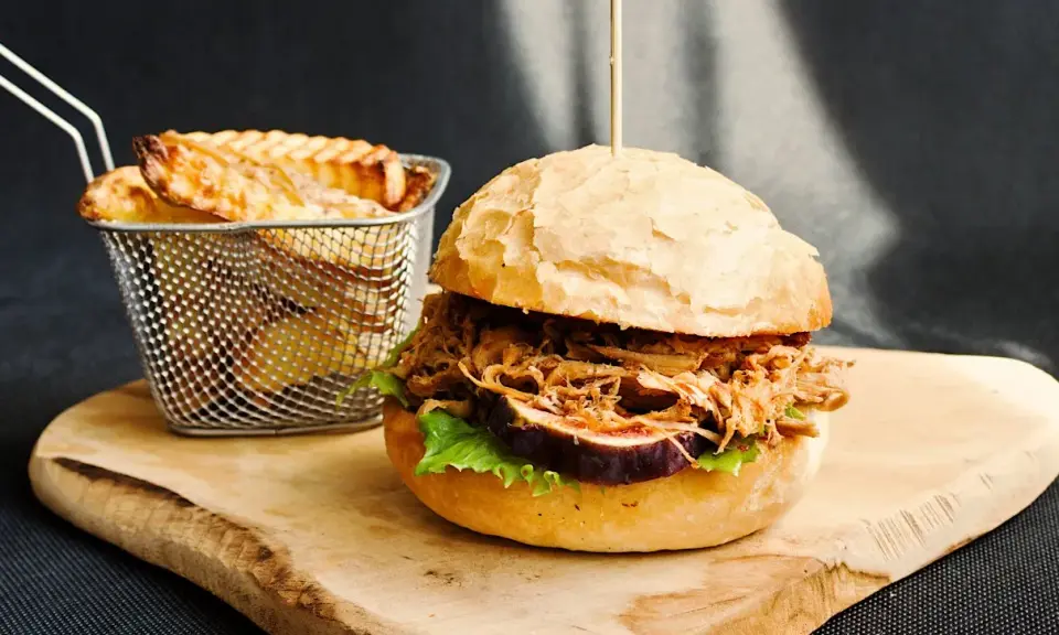 Pulled Pork: Jak zrobić soczystego burgera z szarpaną wieprzowiną?
