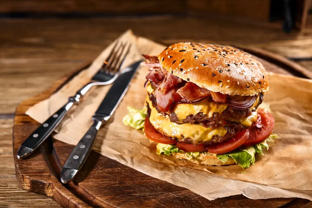 Wyb&oacute;r kawałk&oacute;w wołowiny na burgera, mielenie mięsa