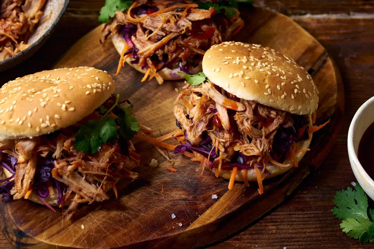 Burger z szarpaną wieprzowiną na talerzu
