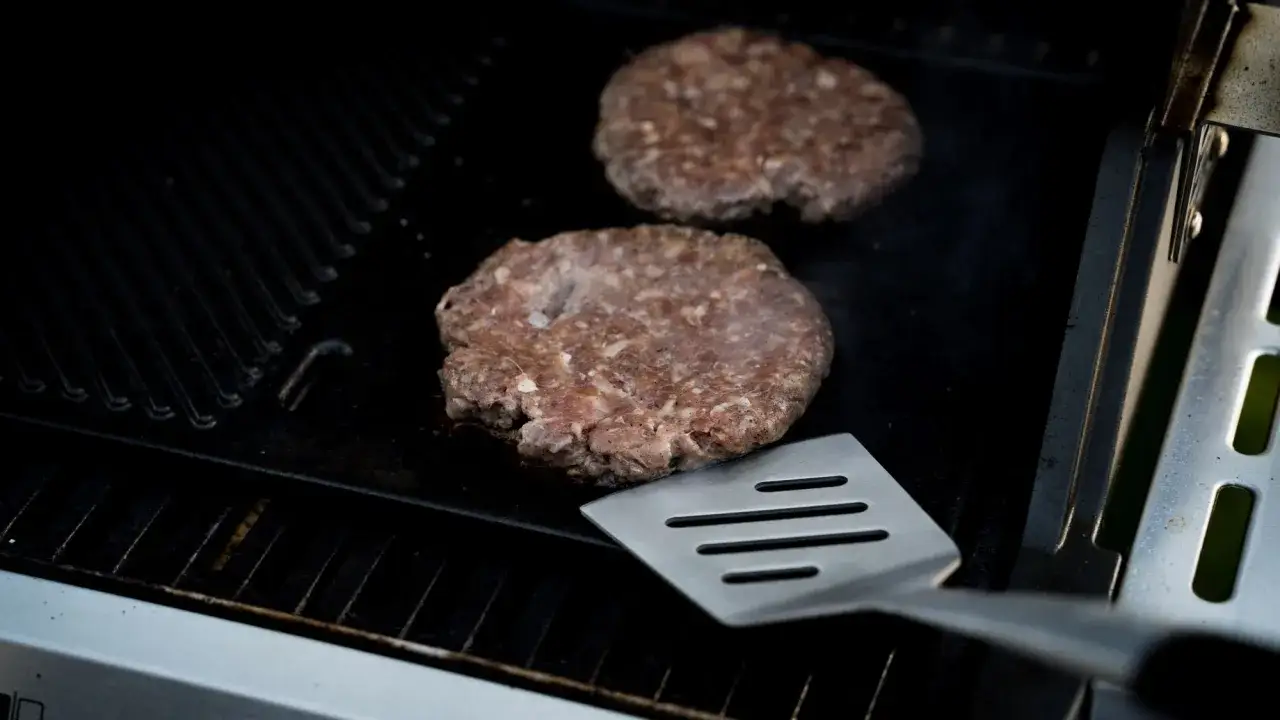 Grillowanie burger&oacute;w na ruszcie