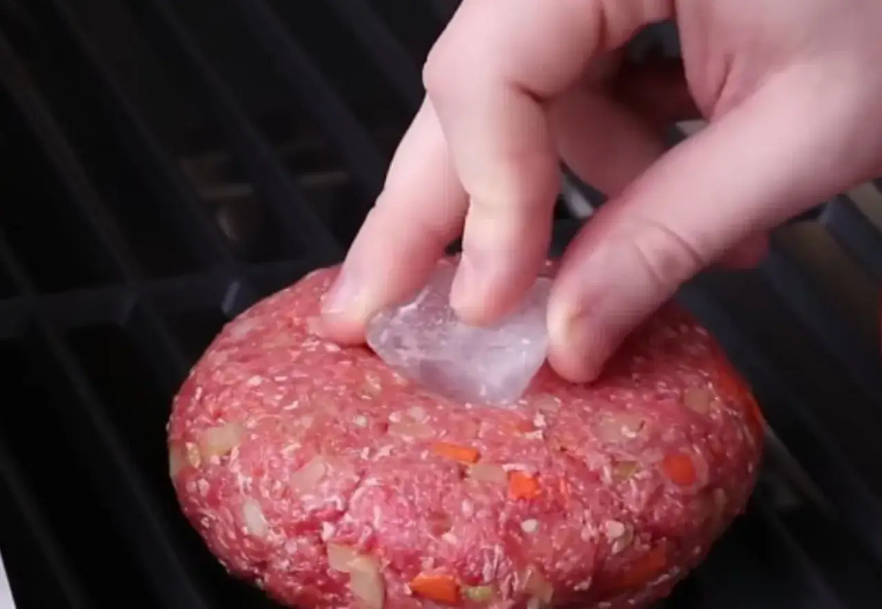 Solenie mięsa na burgery przed smażeniem
