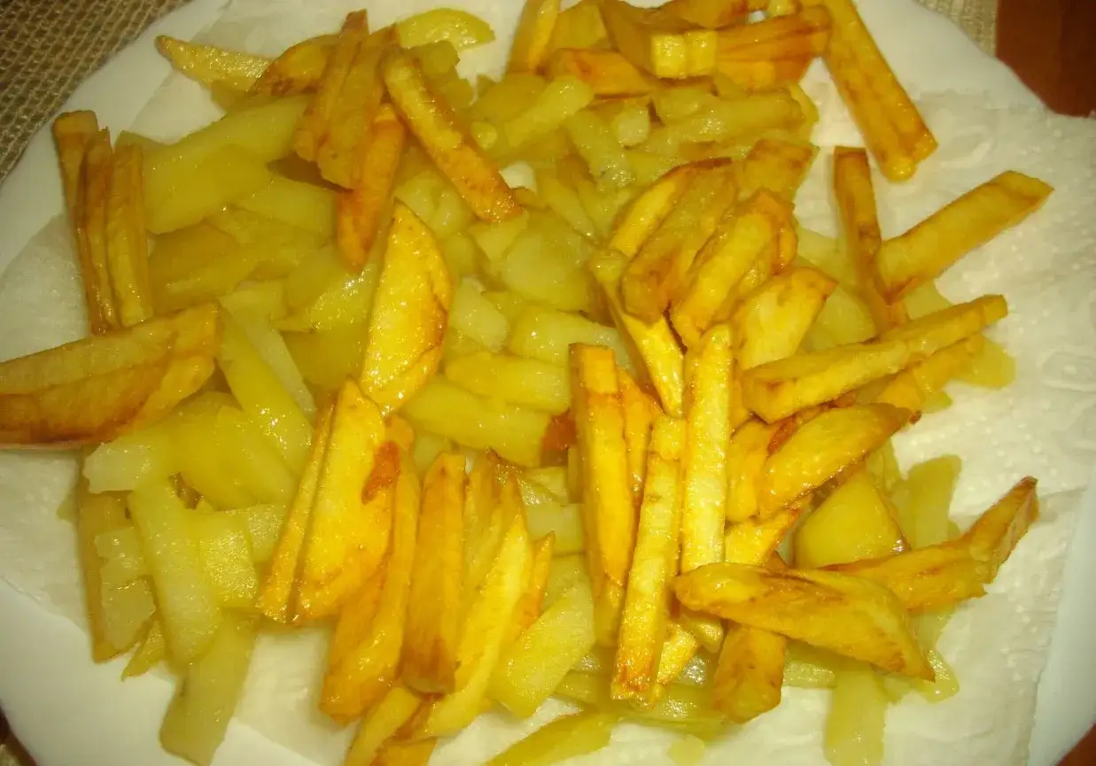 Mrożone frytki na patelni