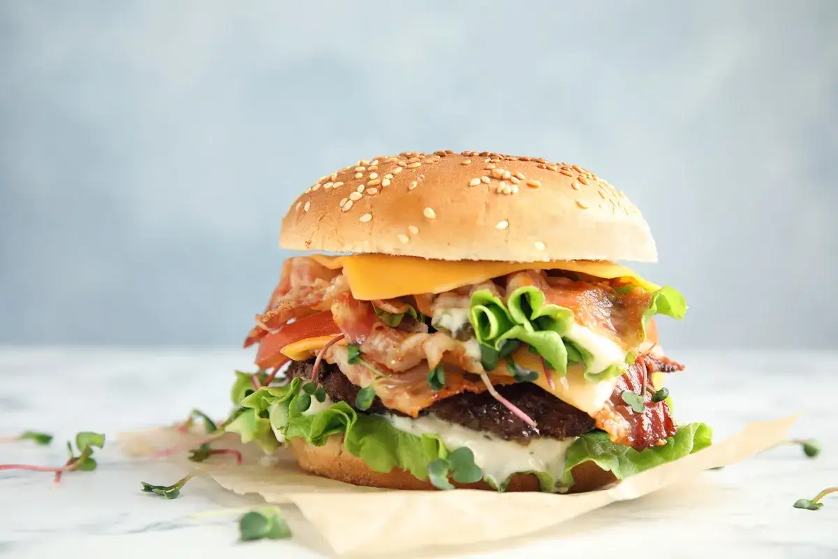 burger z frytkami kalorie