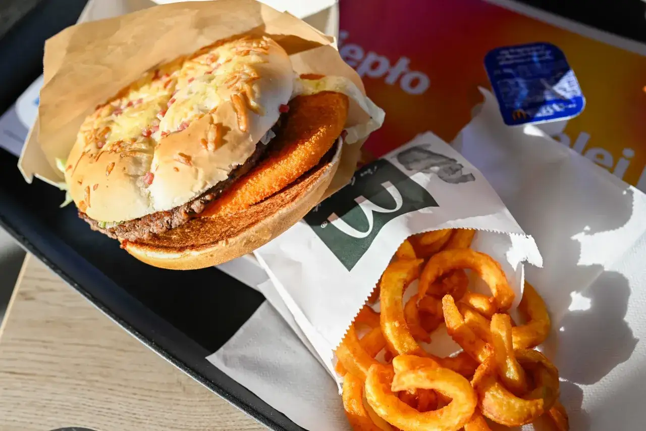 Burger drwala do kiedy? Pyszny burger z serem i bekonem, do tego kręcone frytki i sos. Idealny zestaw na szybki posiłek.