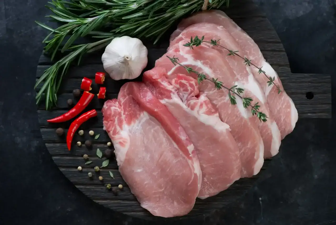Świeży schab wieprzowy z widocznymi przerostami tłuszczu